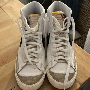 NIKE SNEAKERS LIKE NEW!!